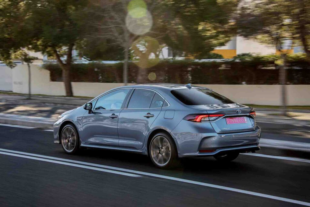 lateral toyota corolla sedan